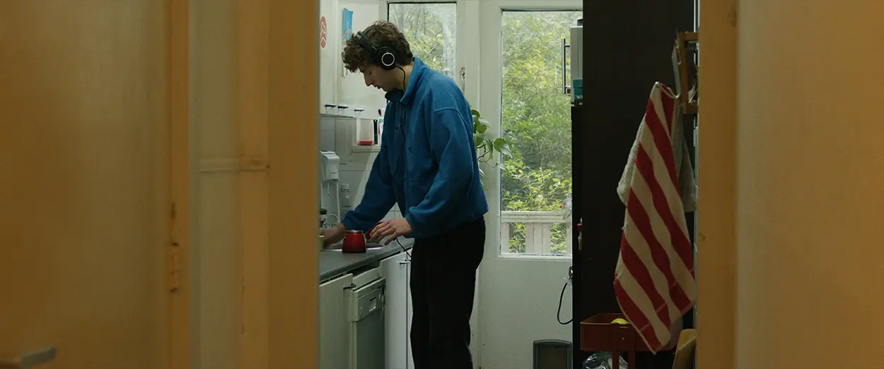 Guy doing the dishes in his student home