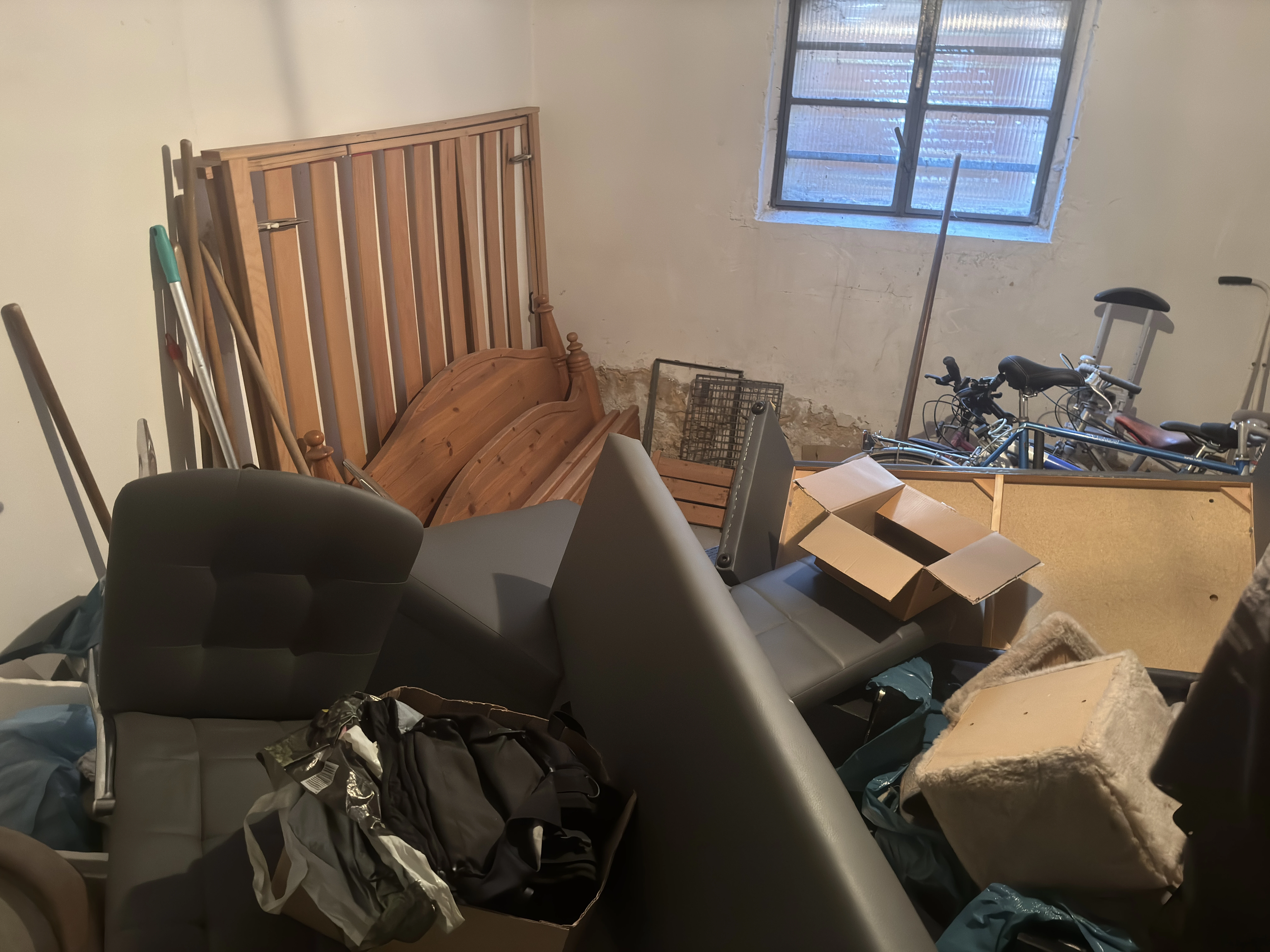 Trockenbauer bei der Montage von Gipskartonplatten im Innenausbau in Kassel – professioneller Trockenbau von Jan Nickel
