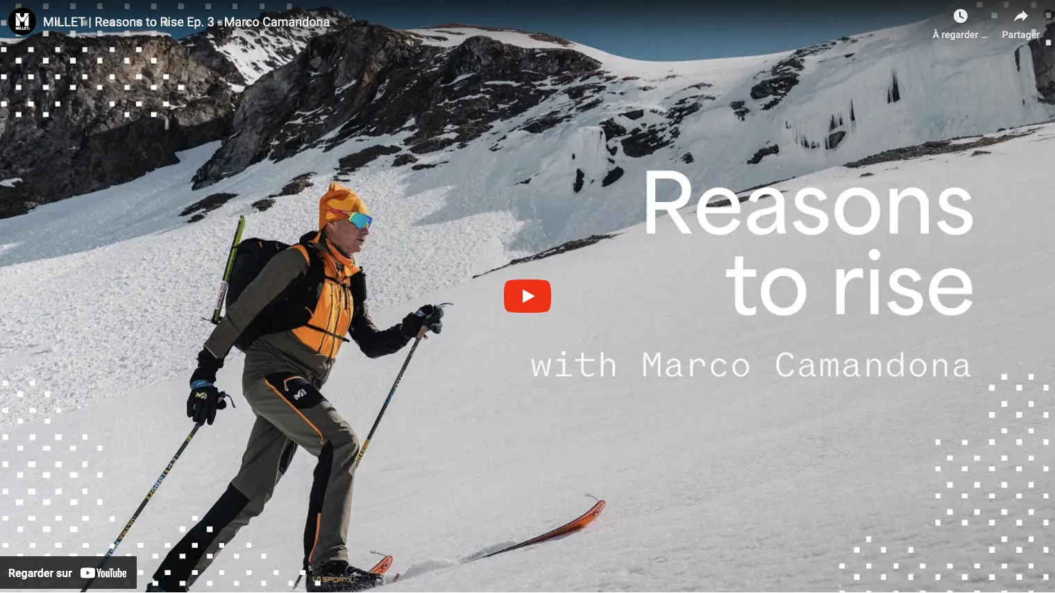 Groupe d’alpinistes en file indienne progressant sur une pente enneigée, vu du ciel.