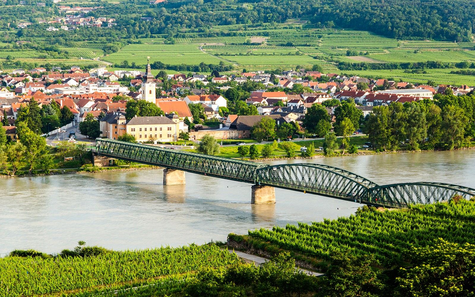 沿多瑙河遊船穿越位於克雷姆斯與梅爾克之間的瓦豪河谷。圖庫圖片 1。