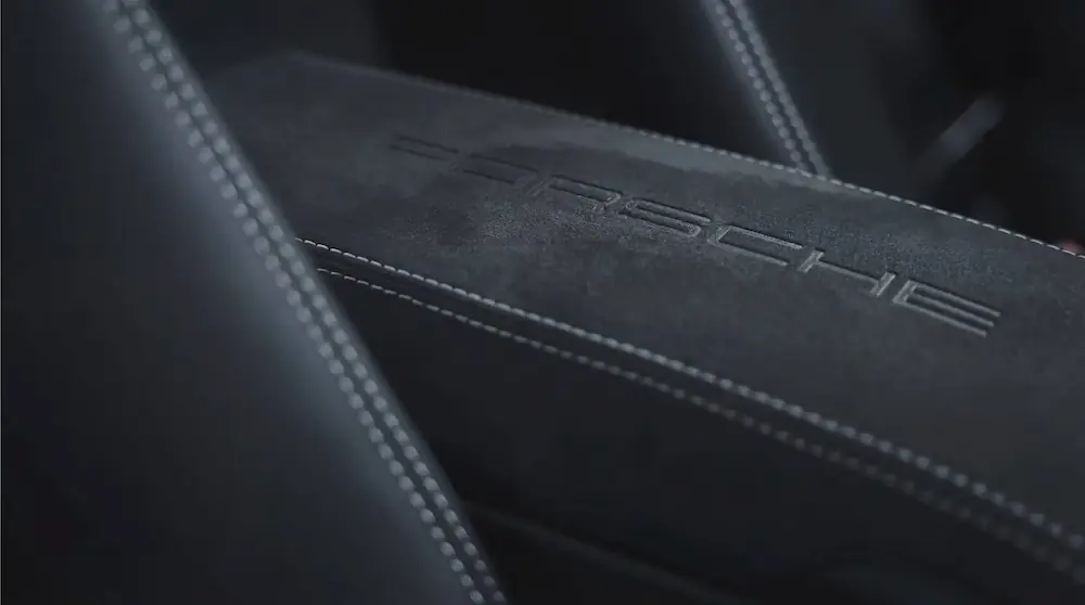 Avant nettoyage de l’Alcantara d’une Porsche 911