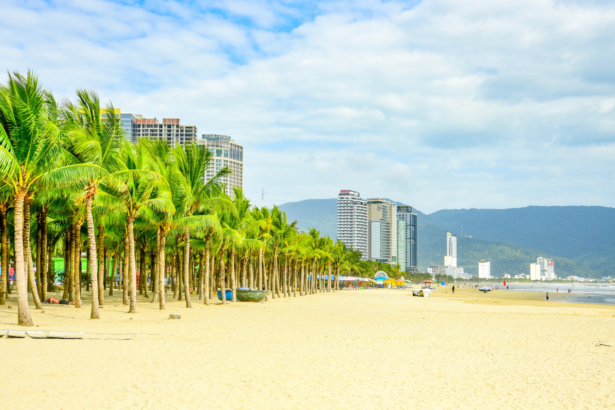 photography of dam during daytime