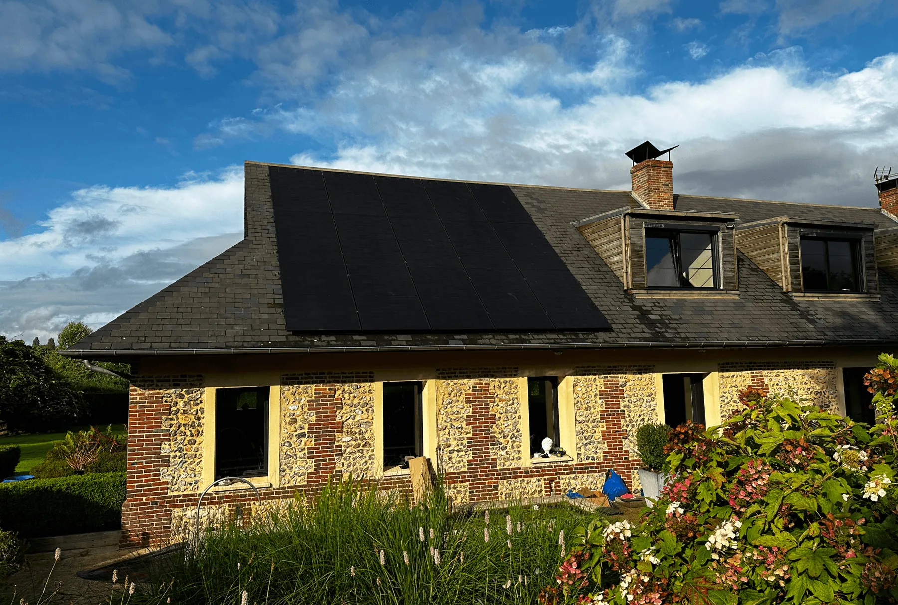 Photo d'une maison à Quincampoix équipée de panneaux photovoltaïques