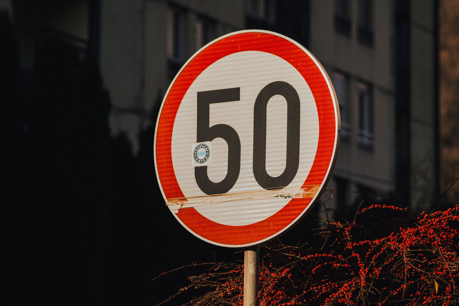 Bloquear a faixa da esquerda dá multa mesmo no limite de velocidade? O que diz o CTB