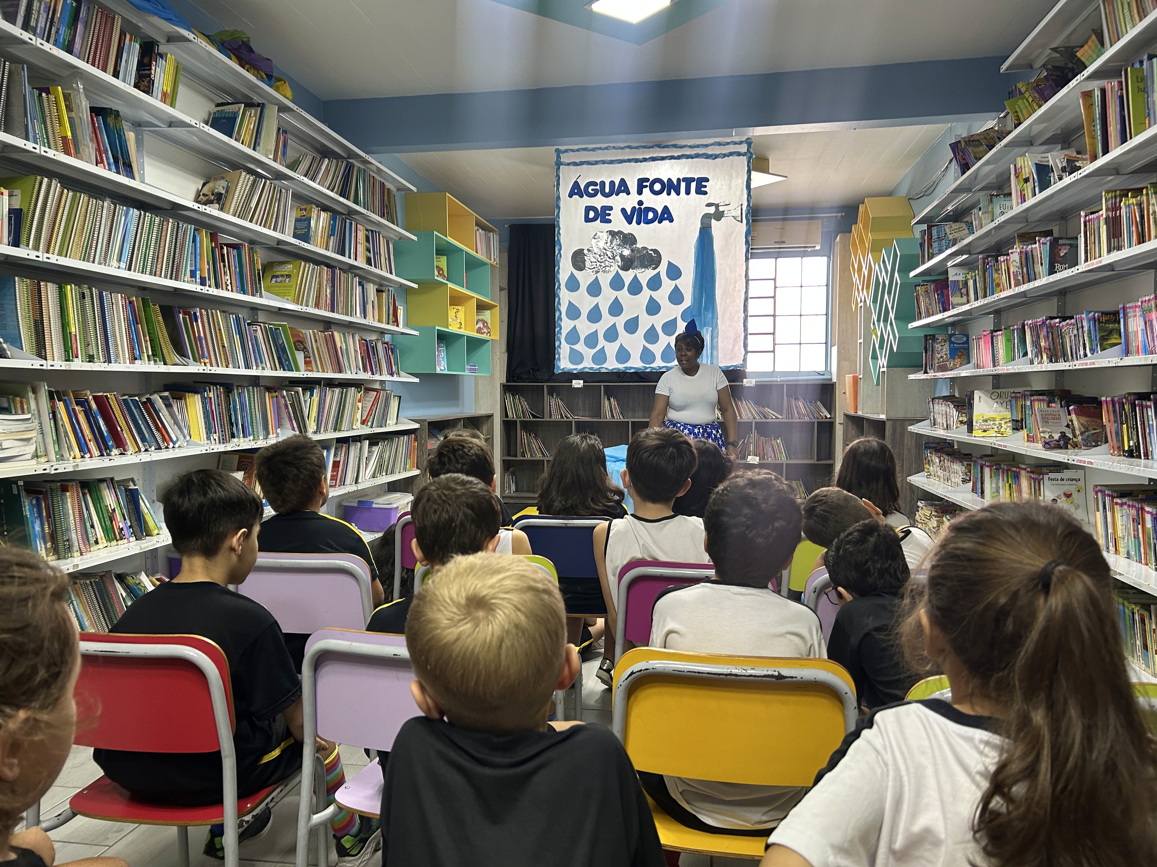 Alunos do Jardim II da Escola Santa Mônica participam de atividade do projeto Astroalfa explorando a letra A.