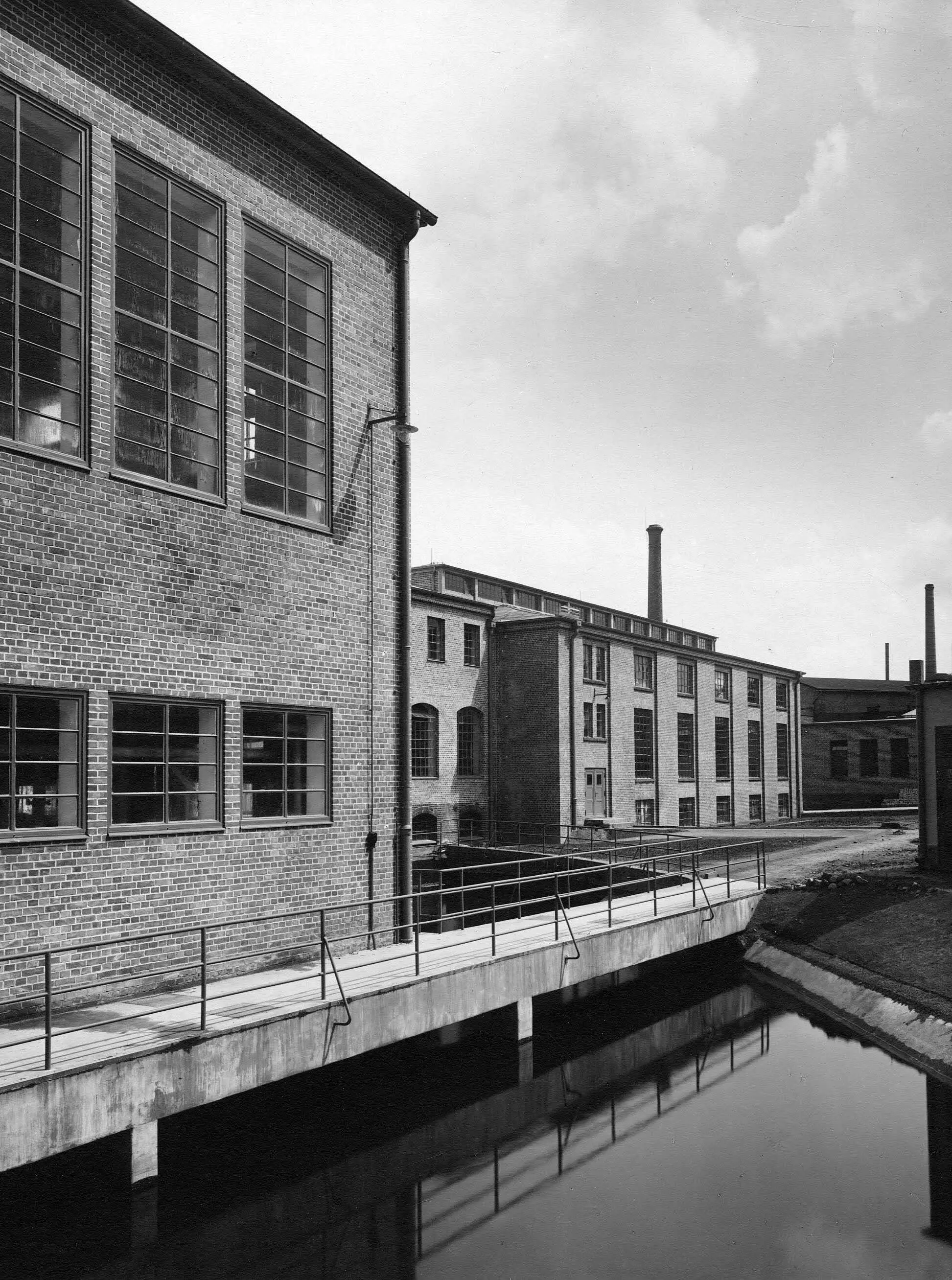 Historisches Foto (1929-1938) der Hertleinhalle und des dahinter liegenden Hallenensembles auf dem Gelände der Papierfabrik Wolfswinkel in Eberswalde