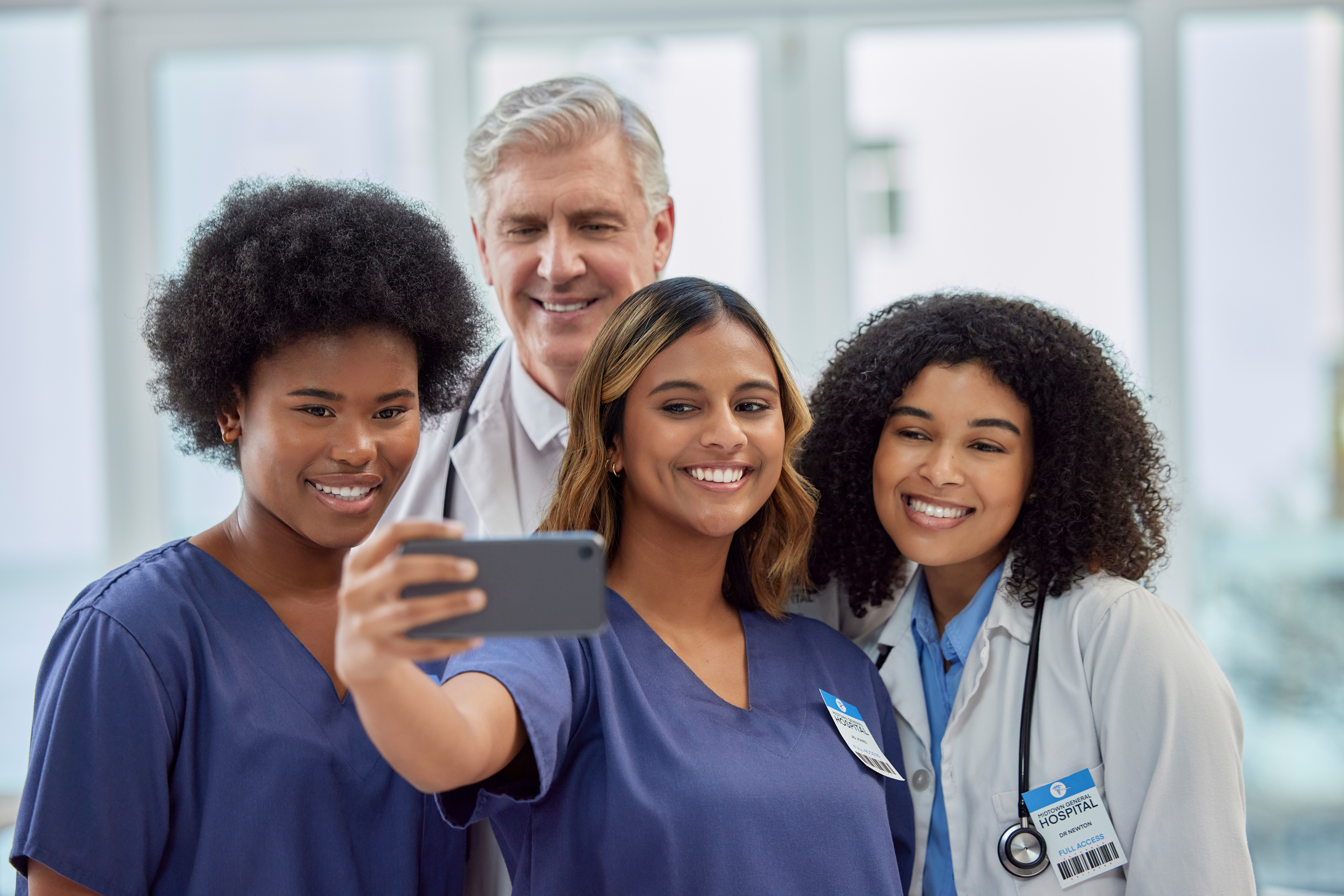 Patientengewinnung für Zahnärzte - Zahnärzte machen Selfie