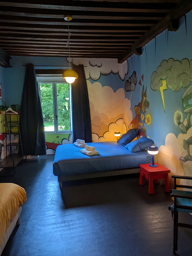 Vue d'ensemble de la chambre Tuils’Heroe avec décor coloré inspiré d’un univers animé au gîte La Tuilerie du Cinéaste&nbsp;&nbsp;
