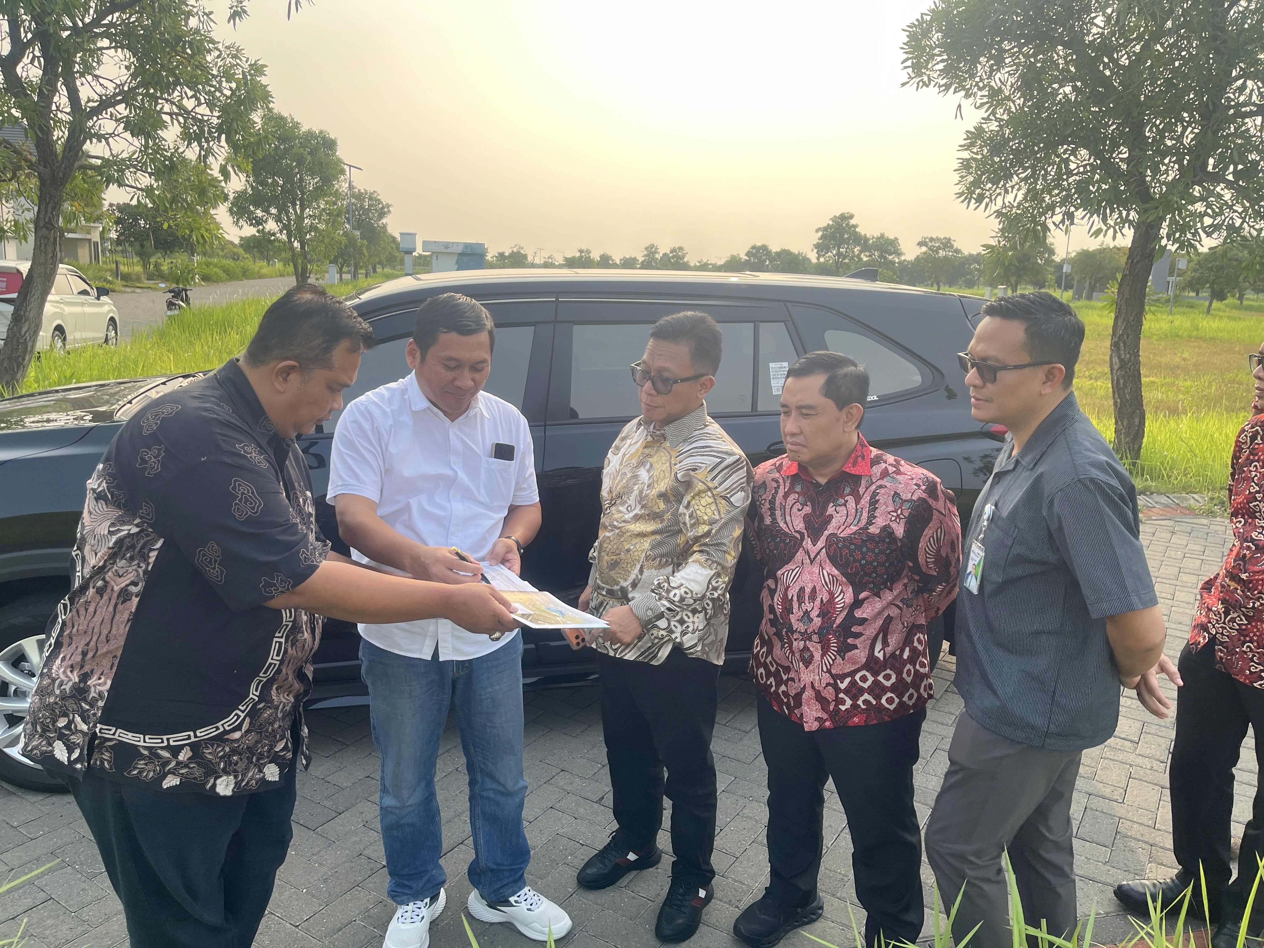 SIAP KERJASAMA: Andy Setiyawan head of region PT AKR Surabaya Land Corporindo (dua dari kiri) memaparkan prospek AKR GEM City kepada dirut BPJS Ketenagakerjaan Saiful Hidayat (tengah).