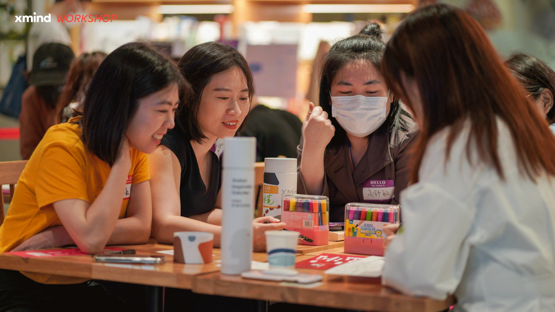 参与者讨论和创作