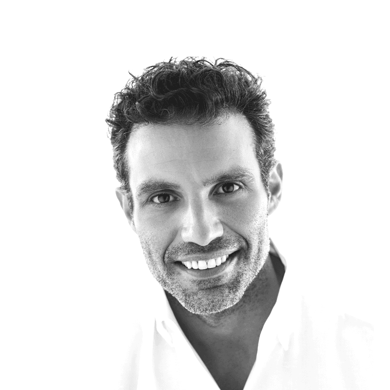 Retrato de Ángel Borondo sonriendo a cámara, con camisa blanca