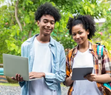 alunos usando tecnologia para vestibular