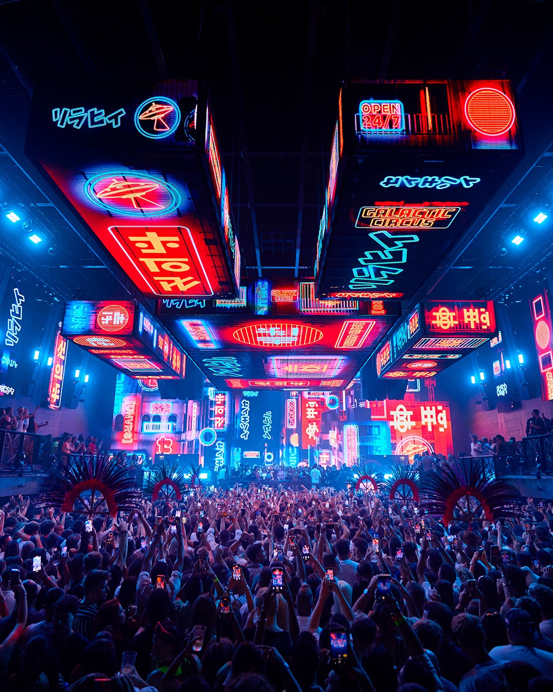 David Guetta' Galactic Circus 2025 residency at [UNVRS]. Credits : The Night League