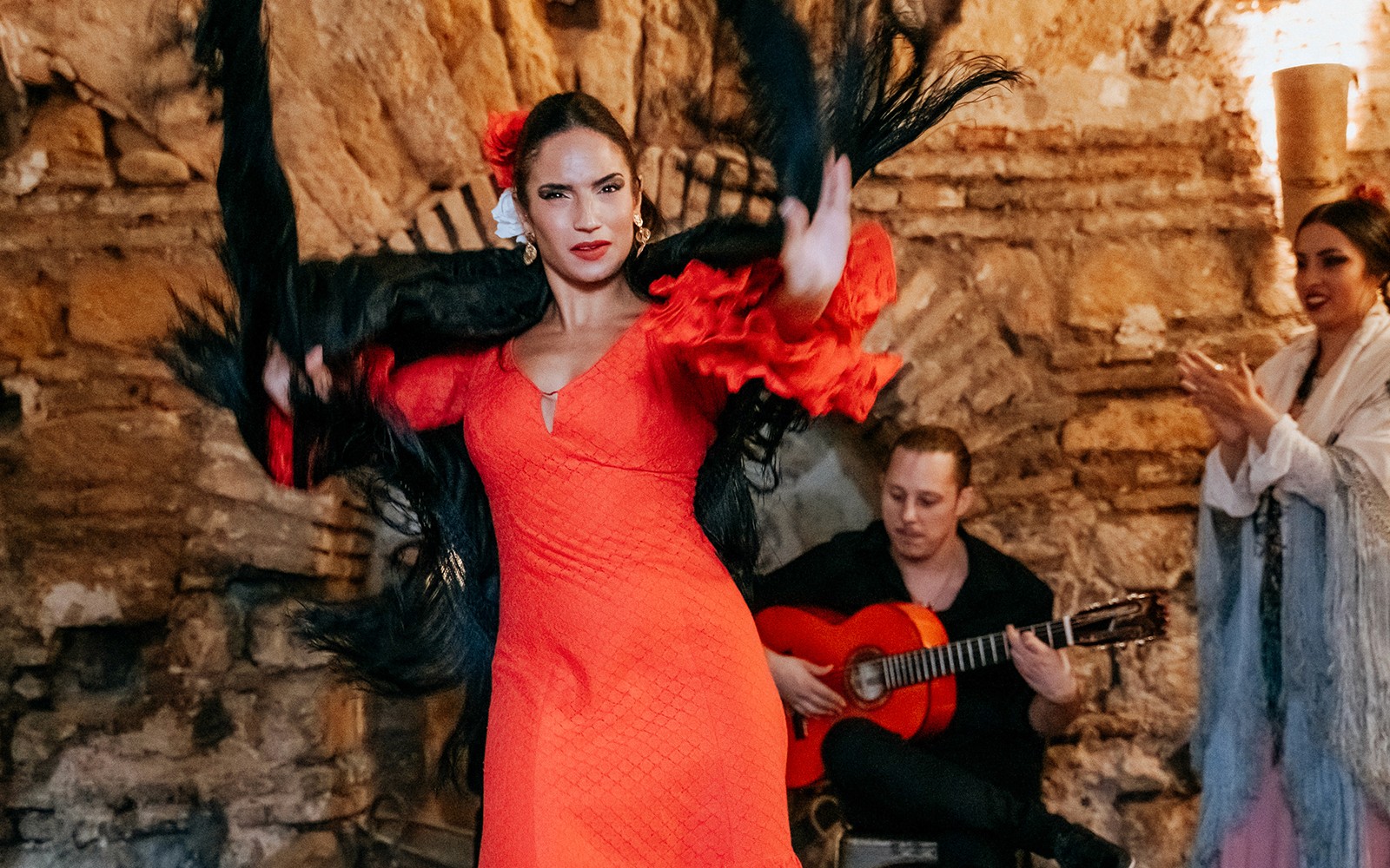 Flamenco plesačica u nastupu u Tablao en Baños Árabes de Santa María s gitaristom u pozadini.