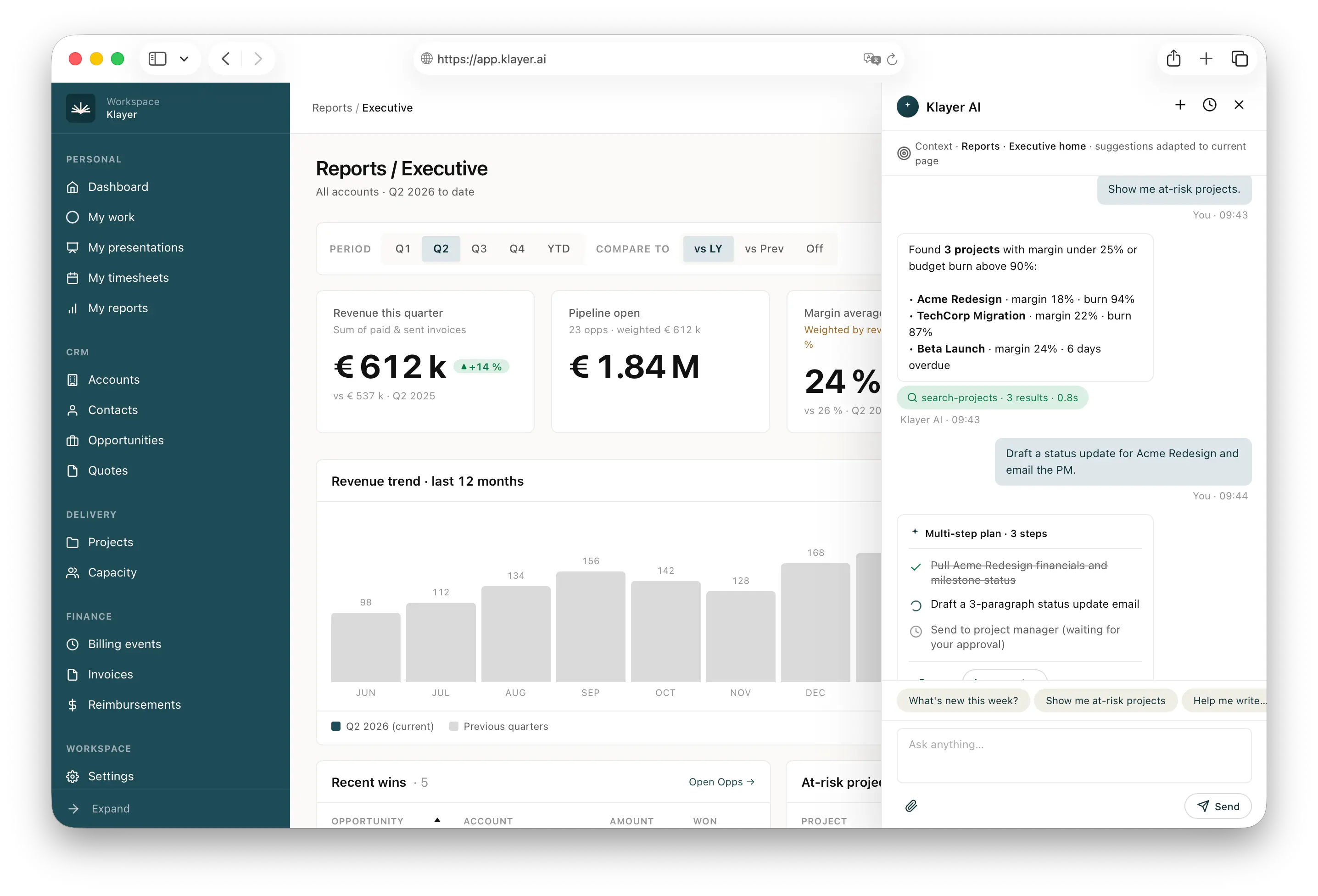 Plateforme Klayer : tableau de bord exécutif et panneau Klayer AI exécutant un plan en autonomie.