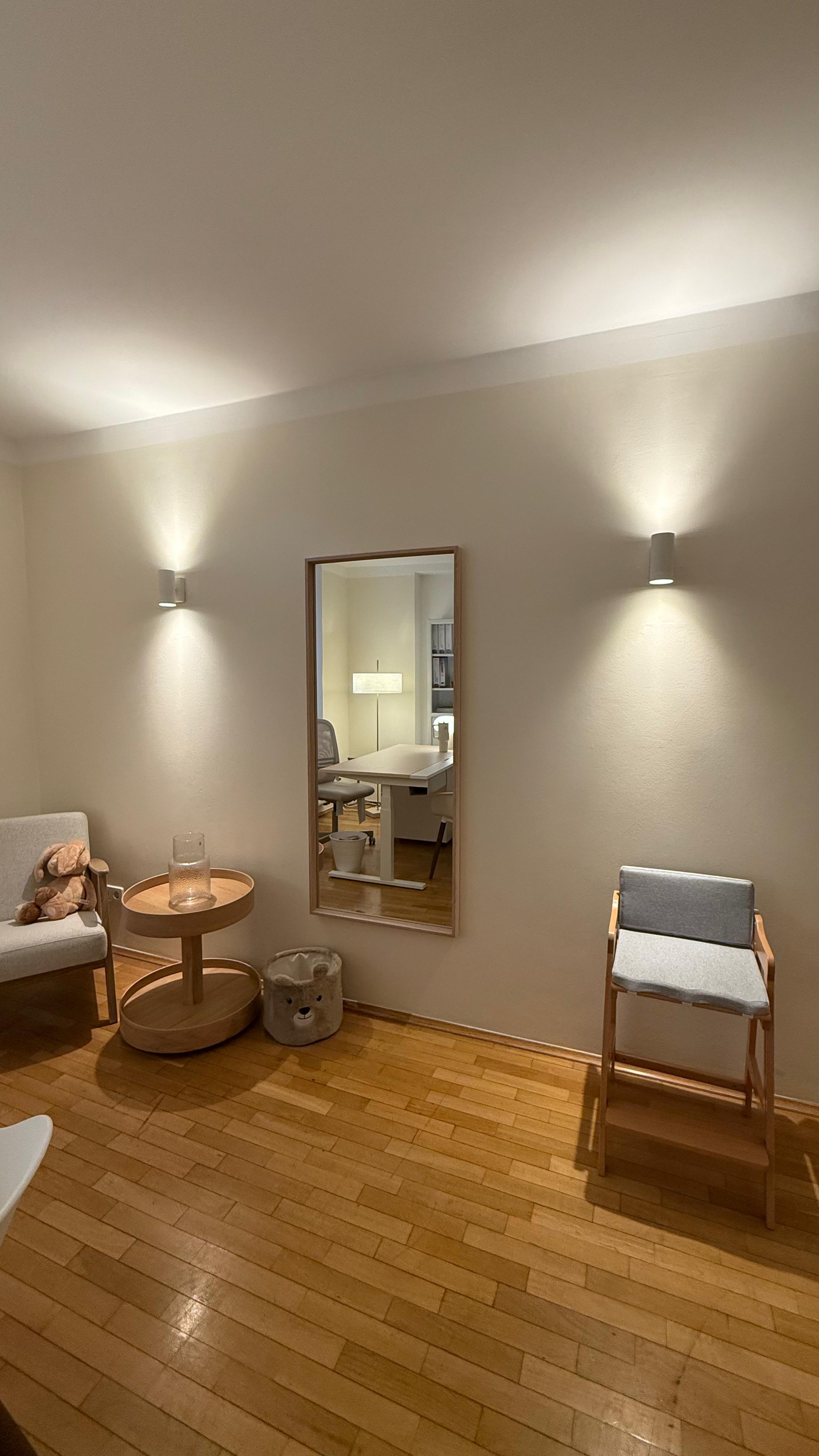 Wartebereich der Praxis mit stilvoller Beleuchtung und Sitzmöglichkeiten
