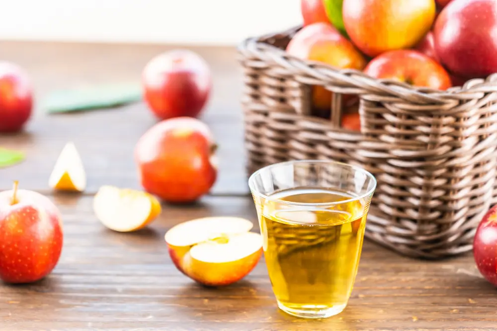 Frisch gepresster APfelsaft in einem Glas