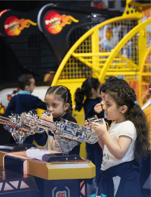 طالبات اطفال يقومون بفعاليات جميلة