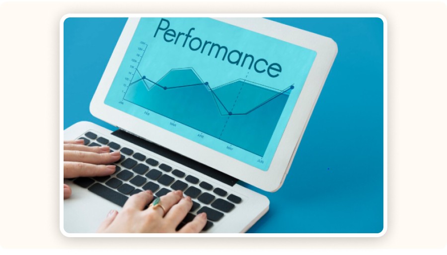 Mains tapant sur ordinateur affichant graphique de performance en ligne&nbsp;