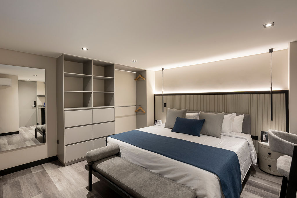 Hotel residencial premium Medellín, suite Altus Comfort con cocina privada, barra americana y vestier para máxima comodidad en estadías prolongadas.
