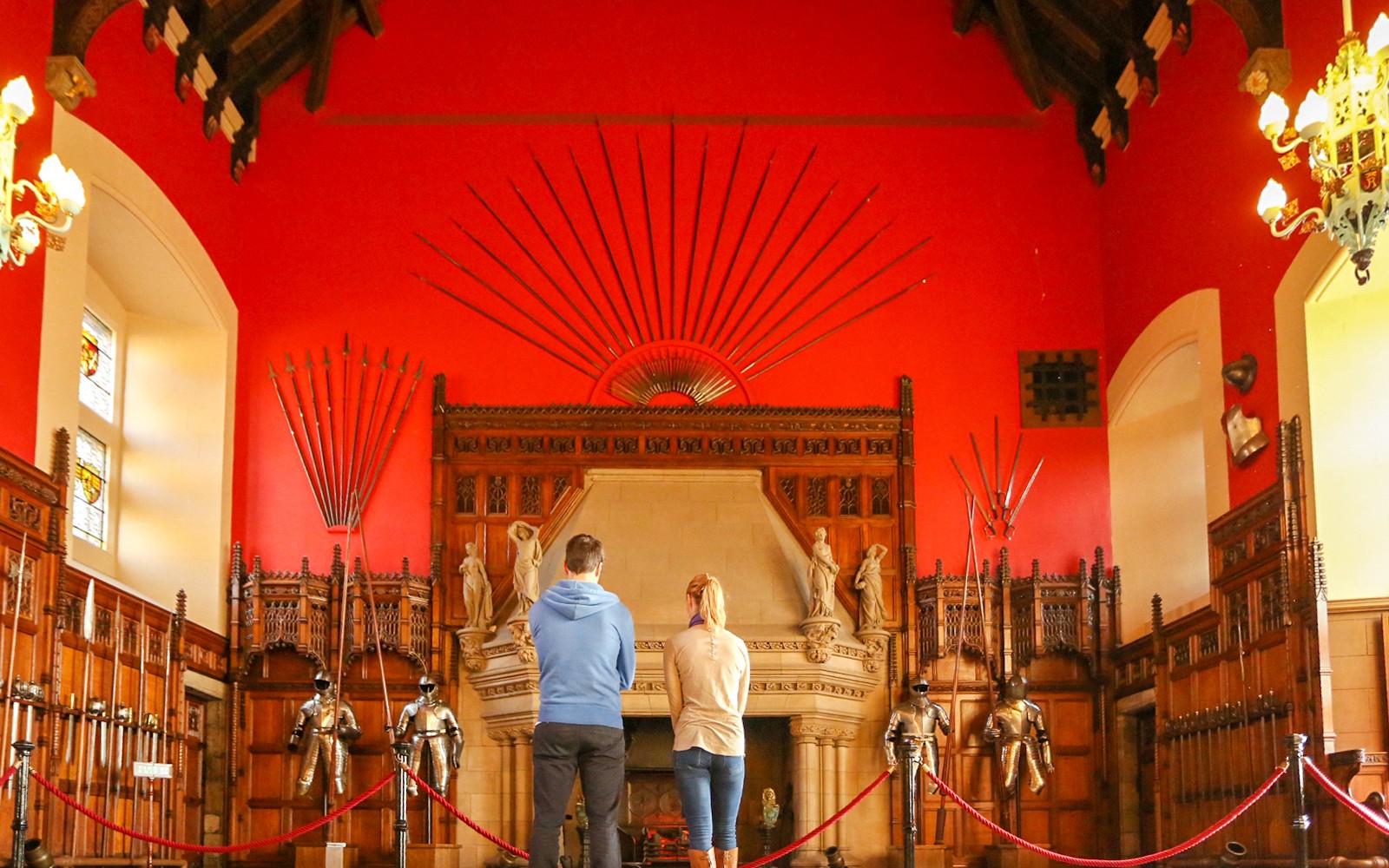 Visitantes explorando os interiores históricos do Castelo de Edimburgo, na Escócia.