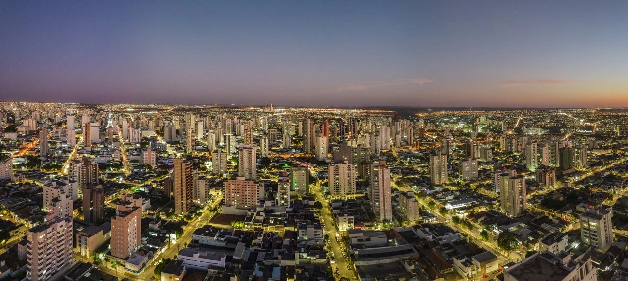 Vista aérea de Uberlândia MG ao entardecer, cidade com mercado competitivo para agências de marketing digital