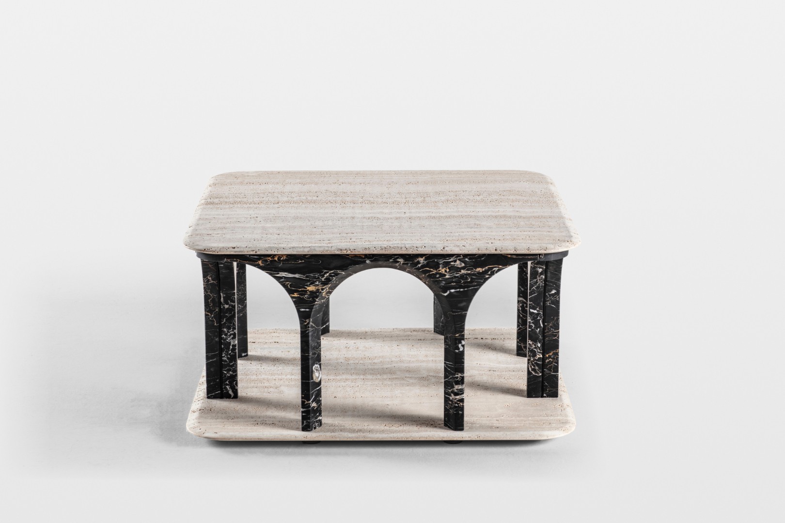 Primo piano di sei rotoli verticali di materiale tessile o carta da parati, mostrati di taglio, con texture elaborate in diversi colori, tra cui bianco, nero, grigio chiaro, rosso ruggine e marrone scuro.