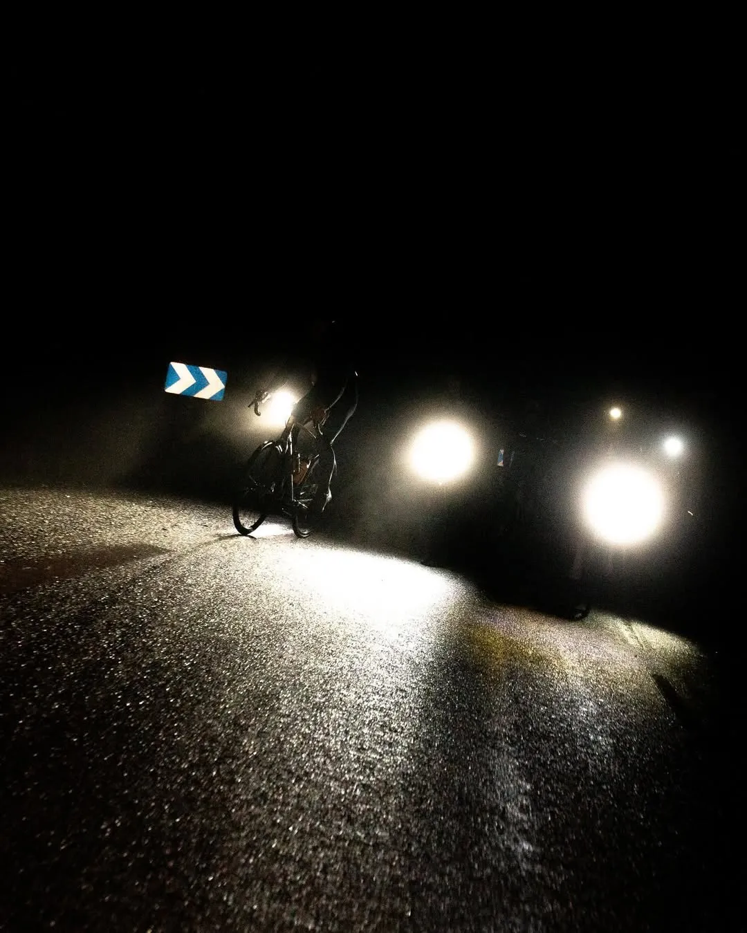 Phares de voiture d'assistance dans le brouillard nocturne du Mont Ventoux.