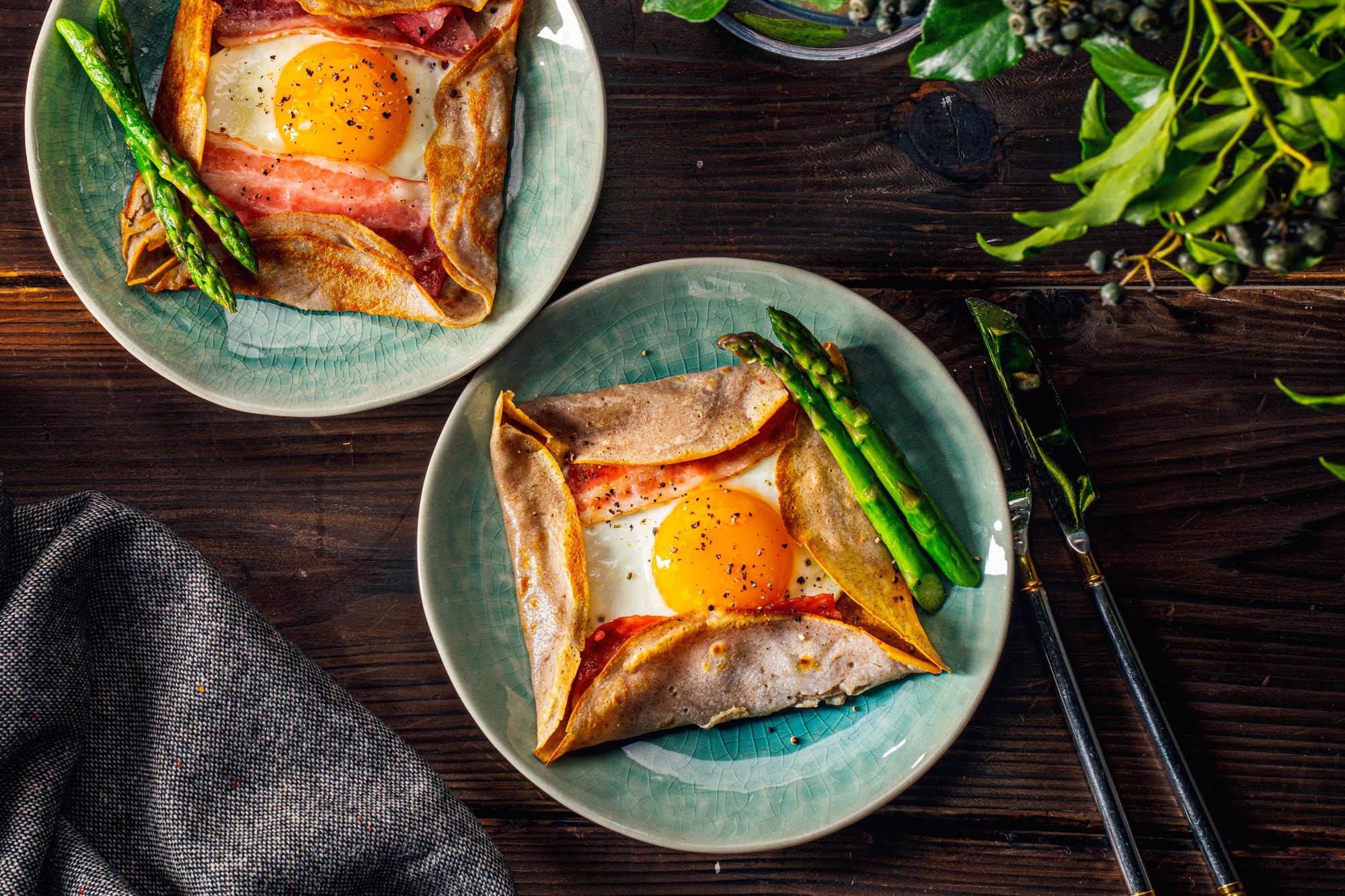 a bowl of curry, rice and pita bread