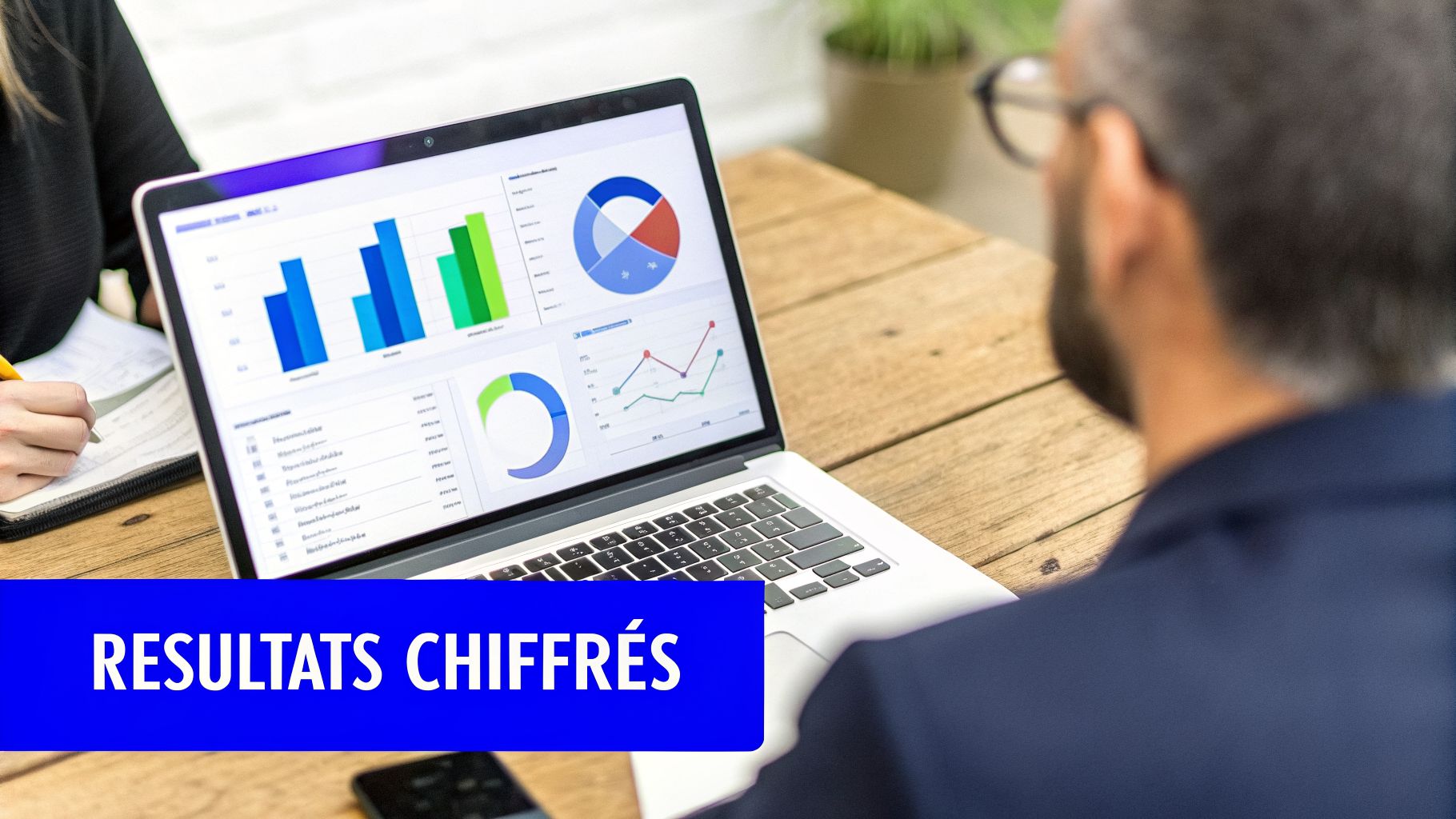 Deux personnes analysent des graphiques et des données sur un ordinateur portable, avec le texte 'RÉSULTATS CHIFFRÉS'.