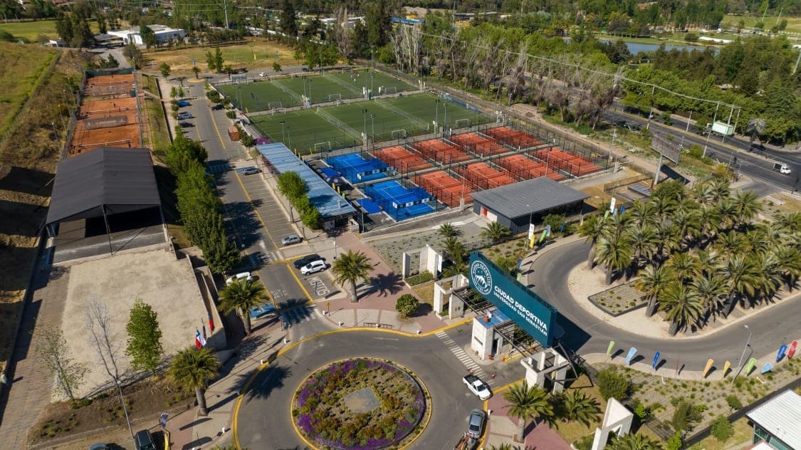 Crianças jogando futebol em torneio internacional no Brasil