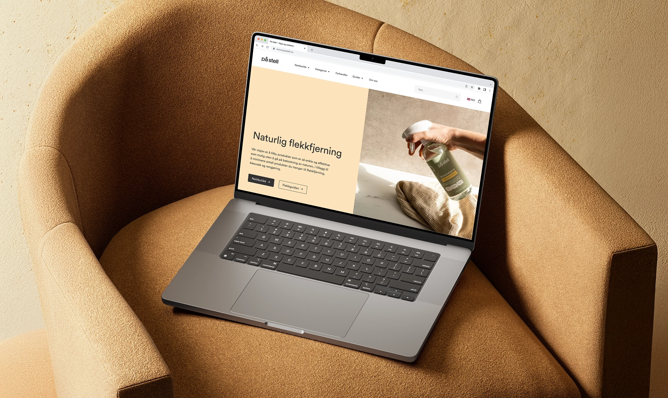 Laptop showing a website with text "Naturlig kjøkkenrengjøring" (Natural kitchen cleaning) on a chair.