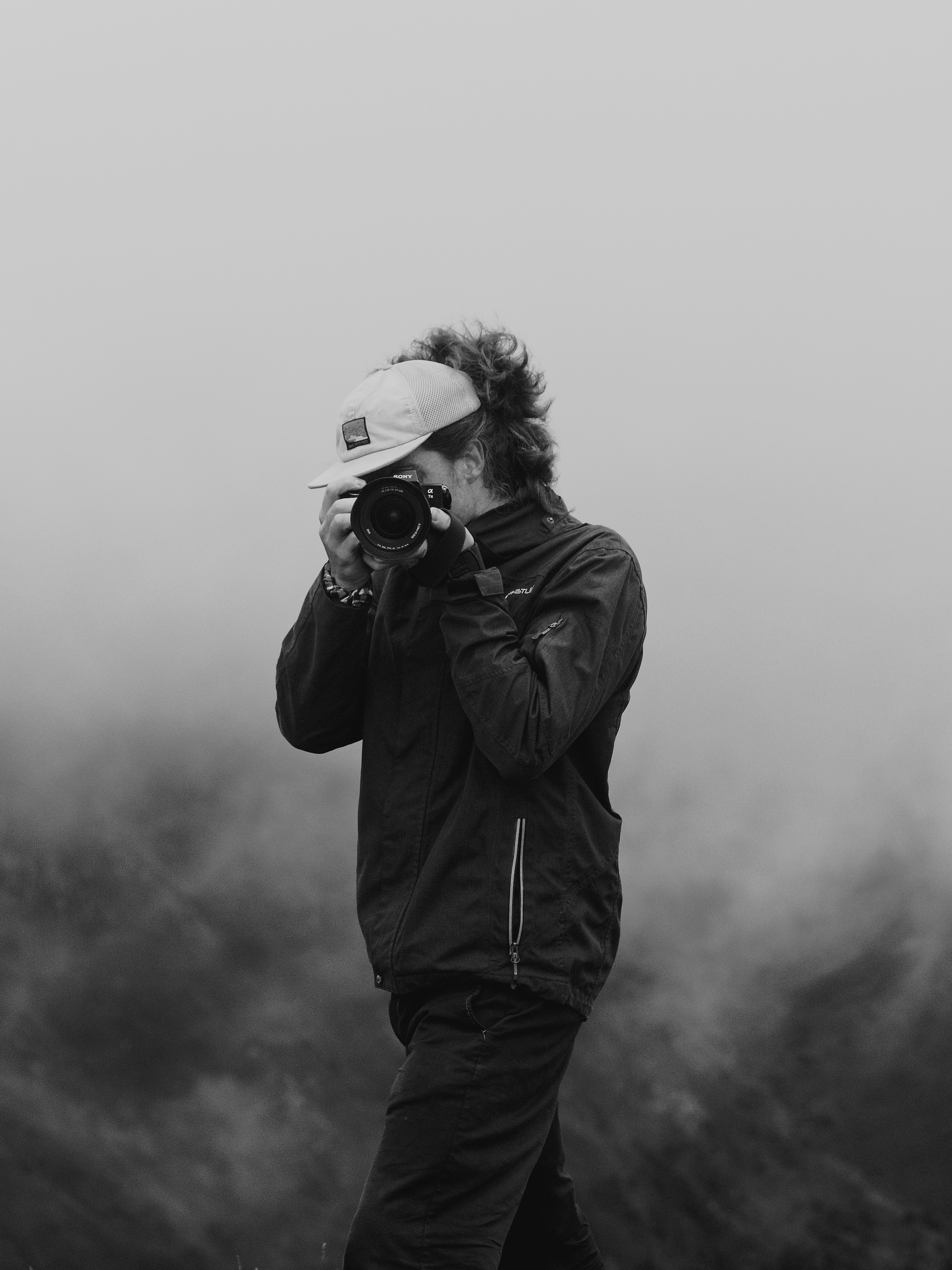 Martin Dedron photographiant dans le brouillard