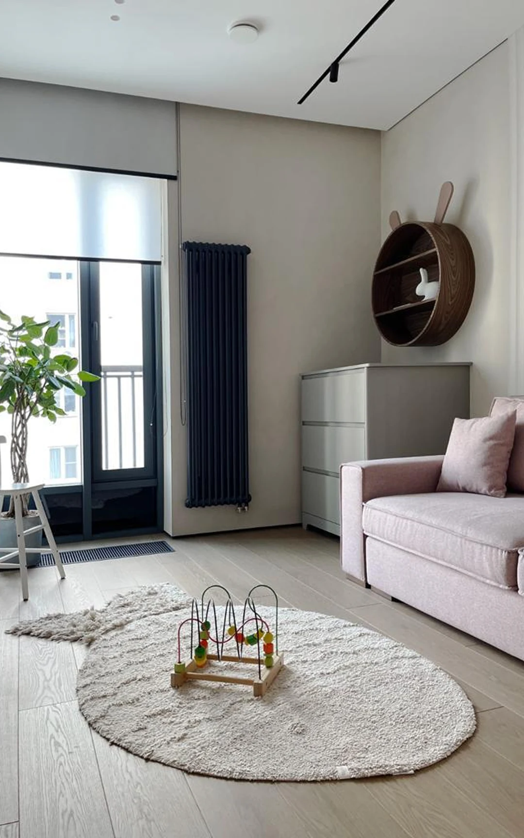 Salle à manger — détail de plateau et pieds de table.