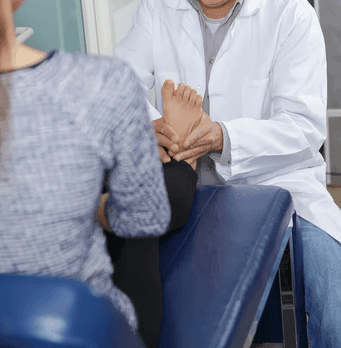 의료진이 발 상태를 진단하며 정밀 치료를 진행하는 진료 장면