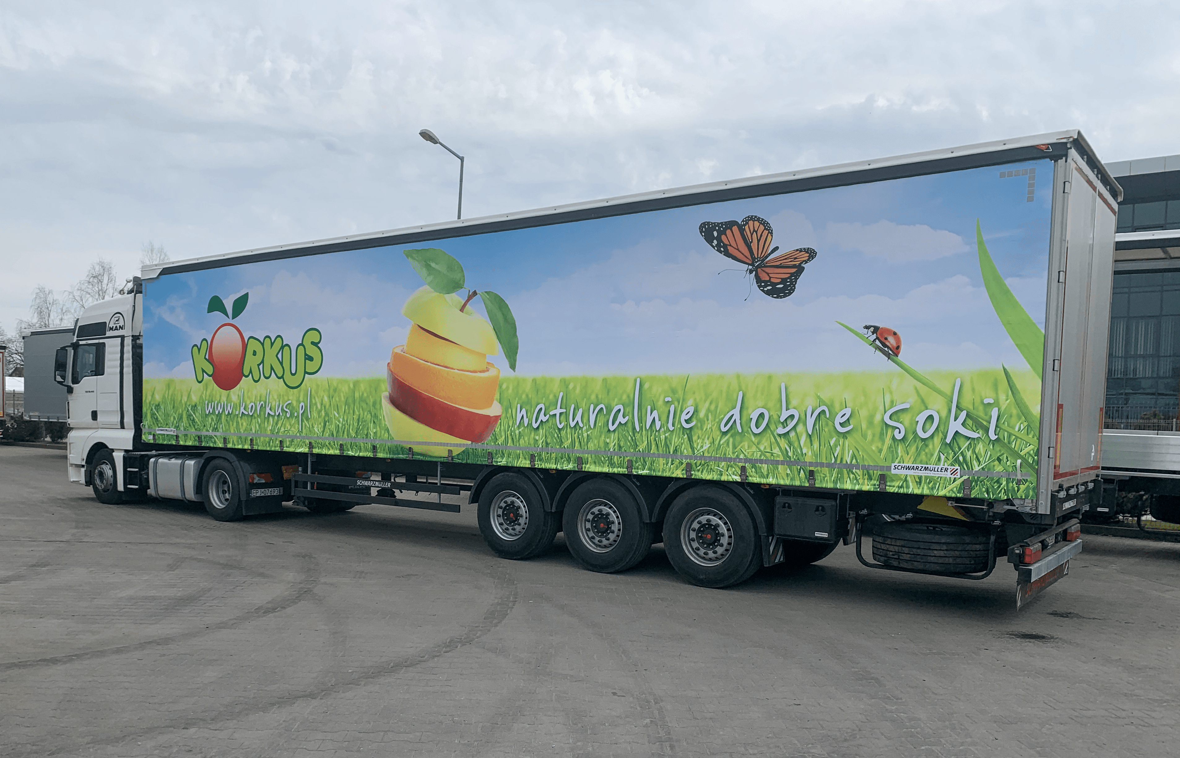 Druk UV plandeki reklamowej na naczepie – Kraków