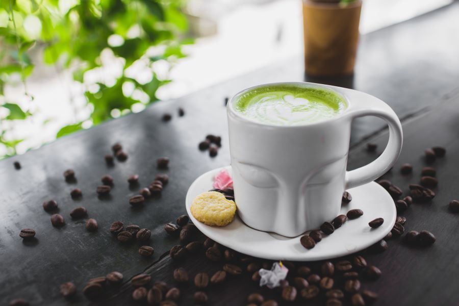 Tè matcha con latte e pasticcini