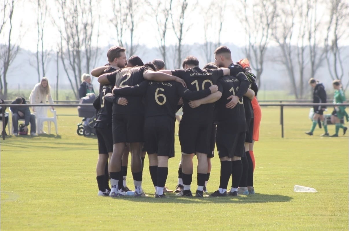 Große Feier von United Celle auf dem Fußballplatz mit Spielern, Medaillen, Betreuern und Anhängern.