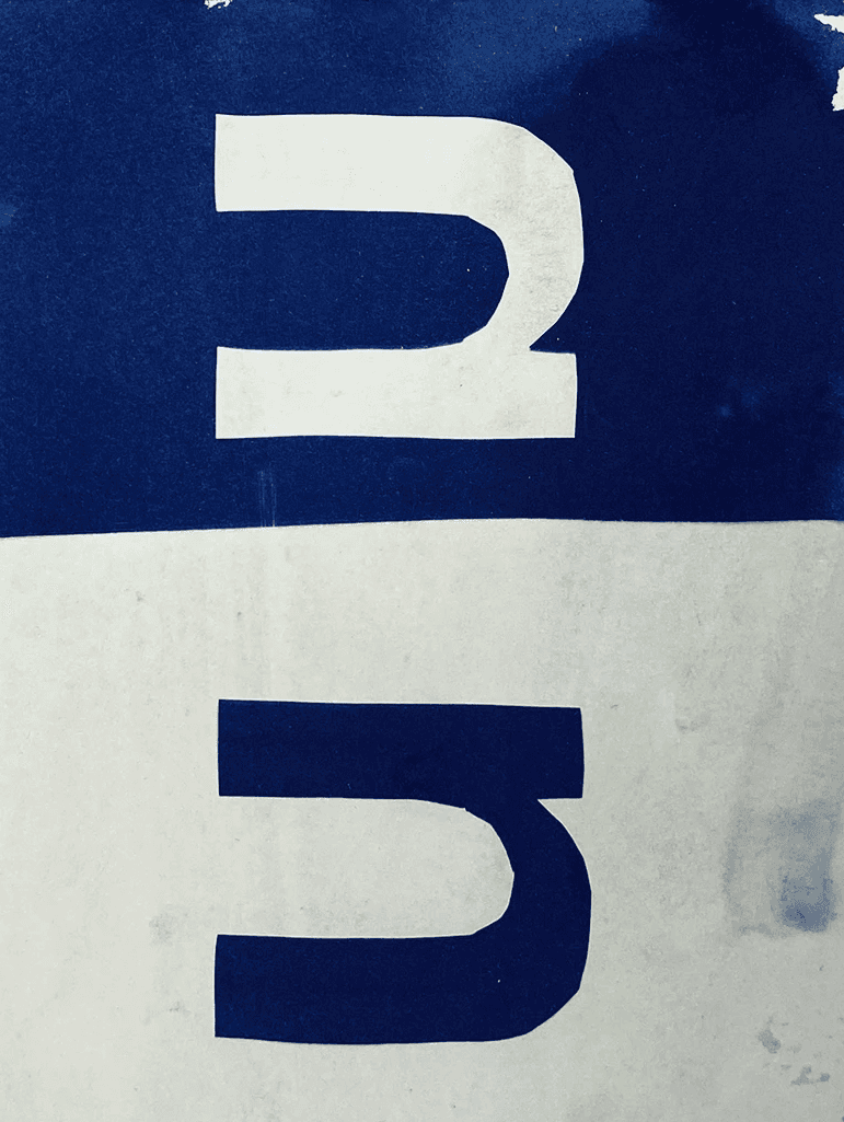 Experimentelle Typografie im Cyanotypie-Verfahren: Buchstaben C, Y, A, N in Helvetica als grafisches Designelement im Blaudruck.