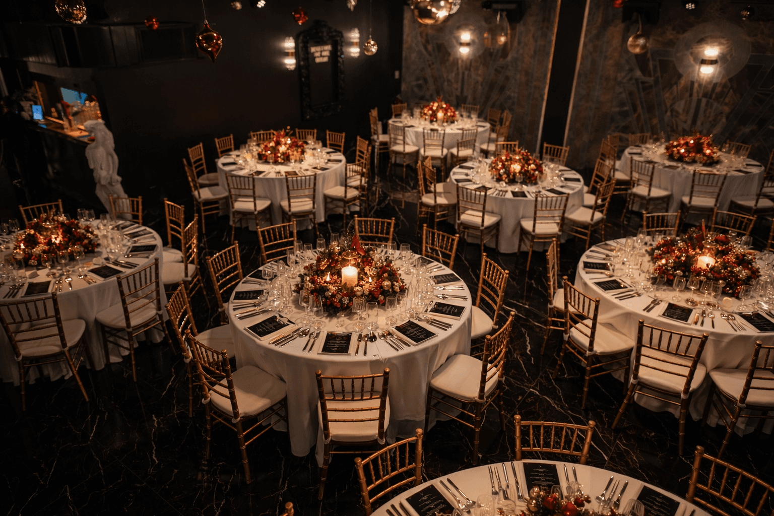 Cena aziendale di Natale a Milano per 170 ospiti con allestimento elegante e servizio placée