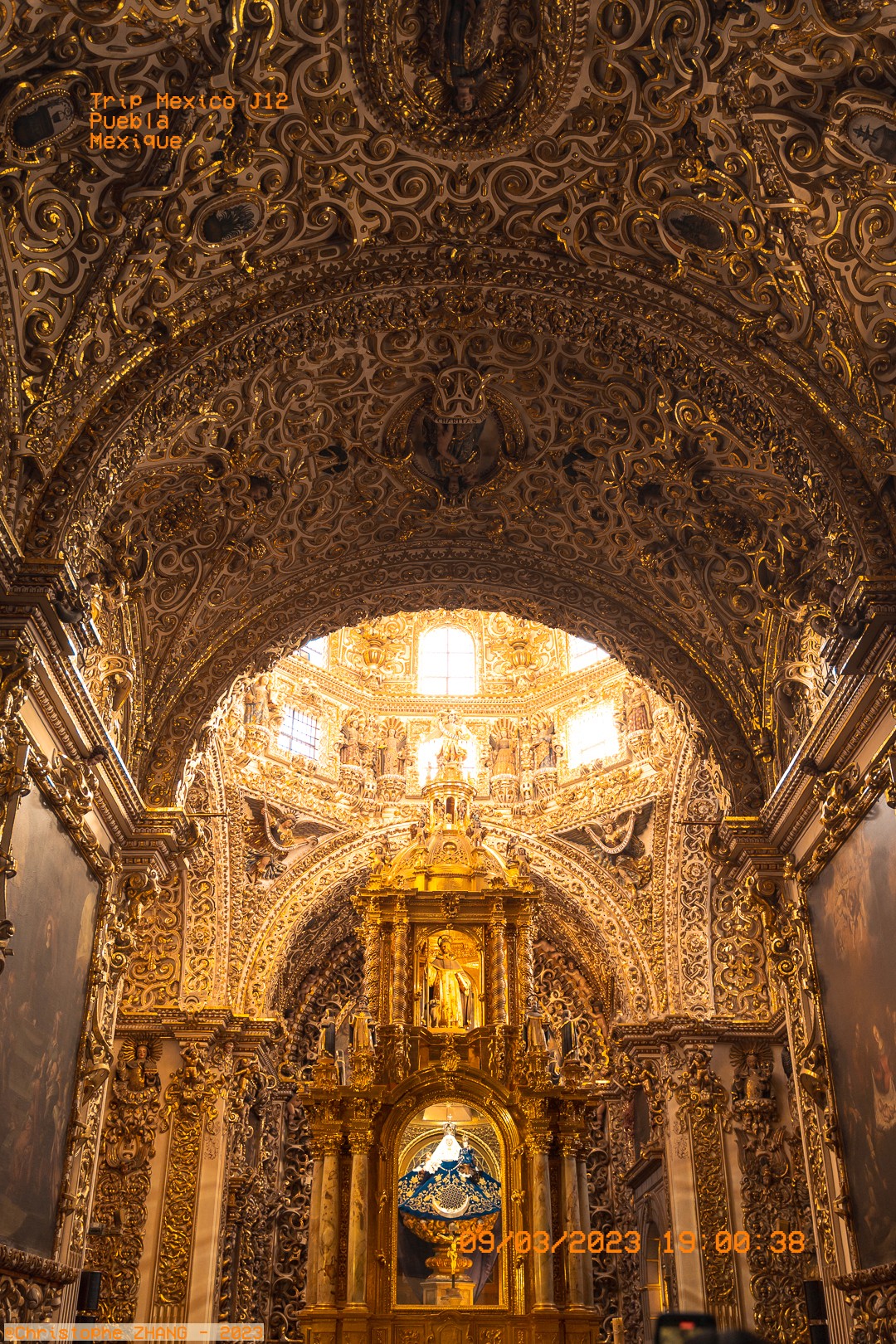 Intérieur baroque doré d’une église de Puebla, autel lumineux  