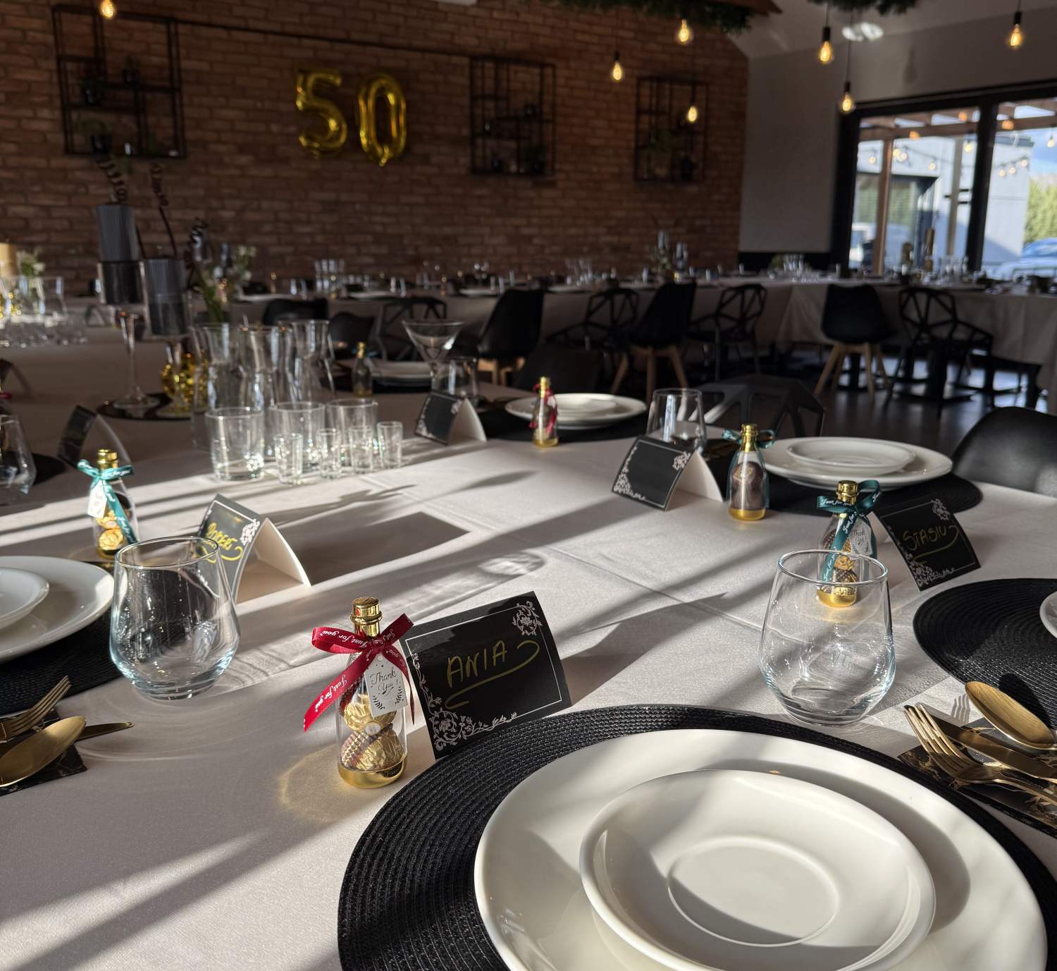 Jubileusz rodzinny w restauracji pod Poznaniem – przygotowana sala na przyjęcie