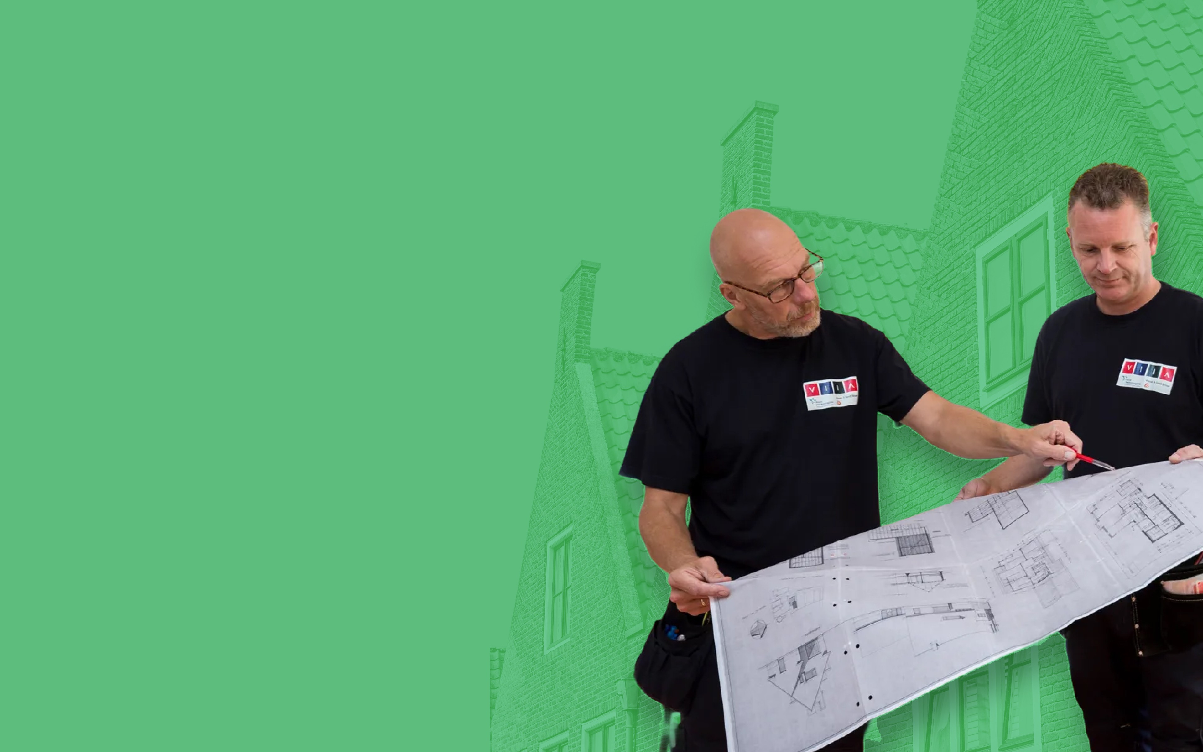 Twee mannen kijken naar de plattegrond van een huis