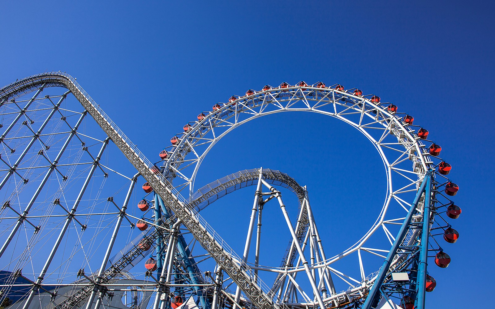 Montagne russe presso le attrazioni di Tokyo Dome City con il cielo azzurro.