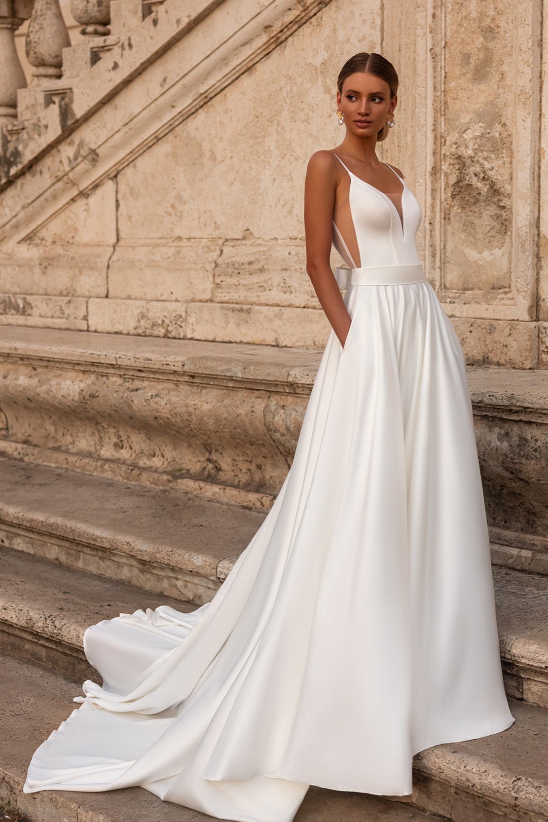 Satinbrautkleid im minimalistischen Design