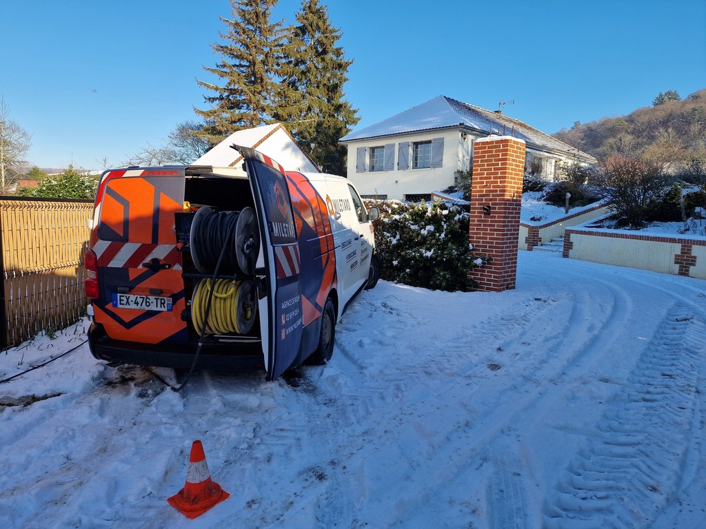 Camion Miletard sous la neige à SAINT-MARTIN-DE-BOSCHERVILLE