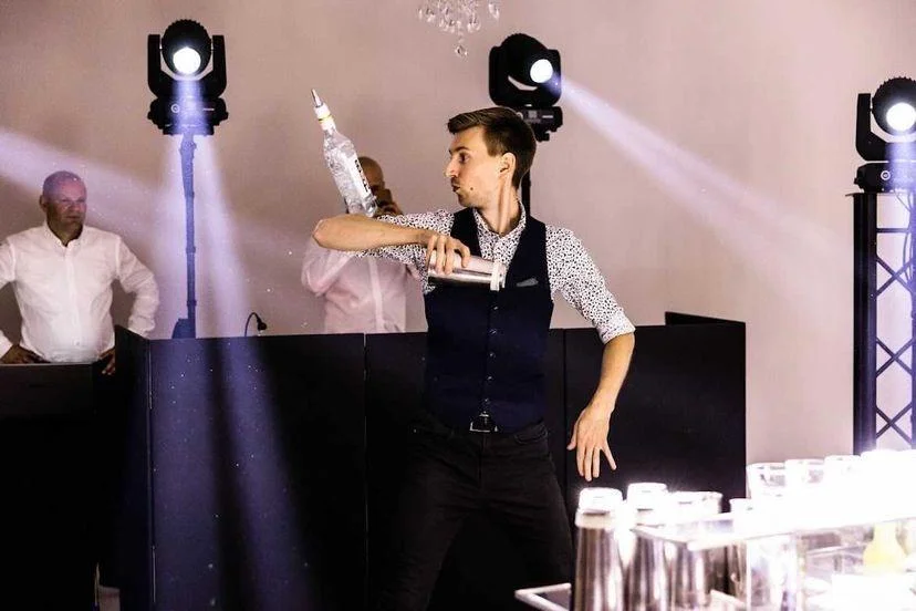 elegancki koktajl przygotowywany przez barmana na wesele przy pomocy sitka