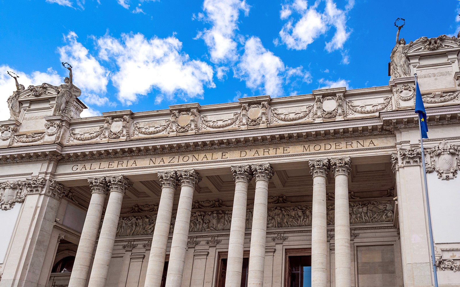 位于意大利罗马的现代艺术国家美术馆立面，带有柱廊。