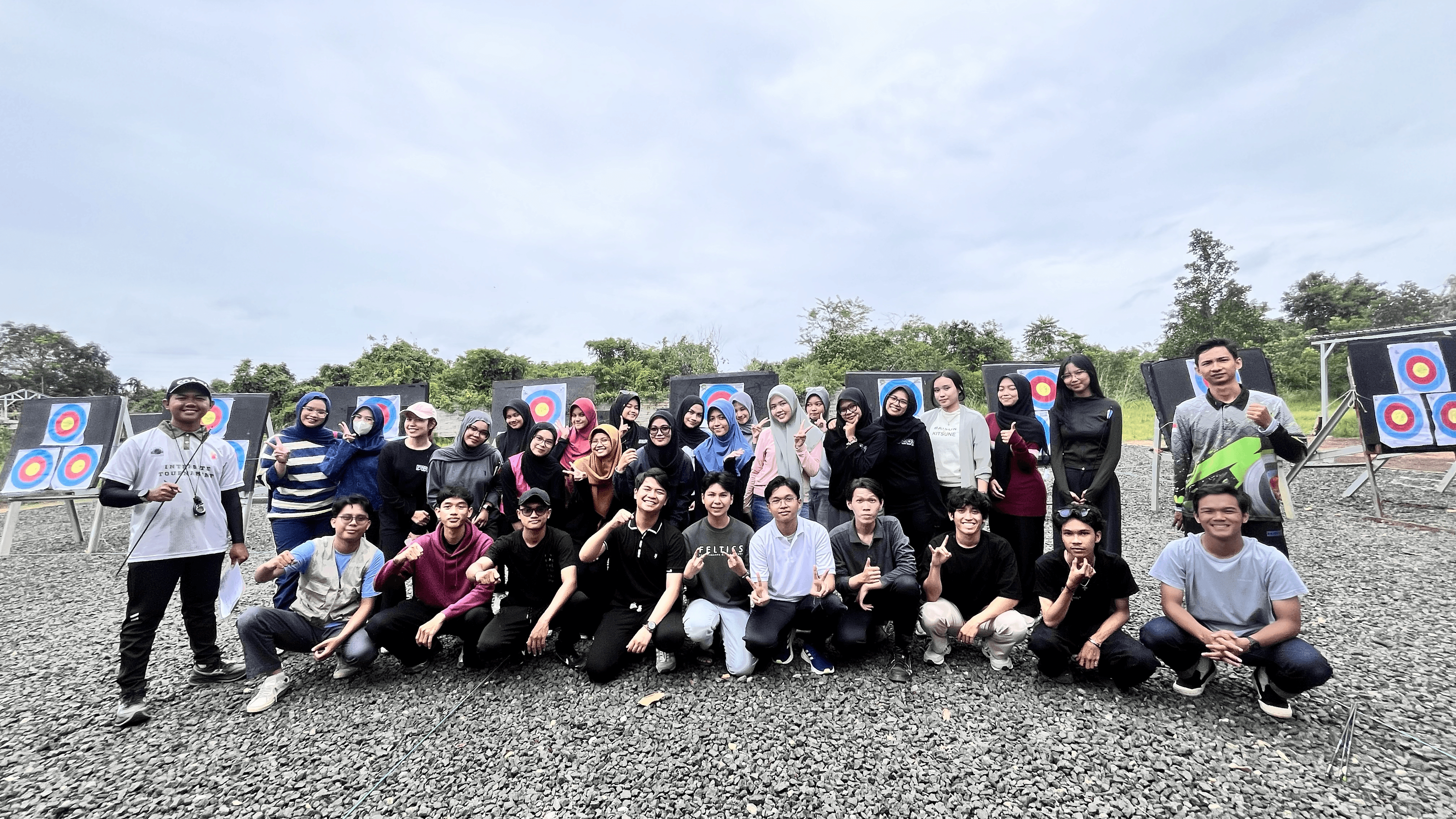 Foto Bersama PDKT Beswan × YUK SEHAT KSE di Club Panahan Banjarbaru