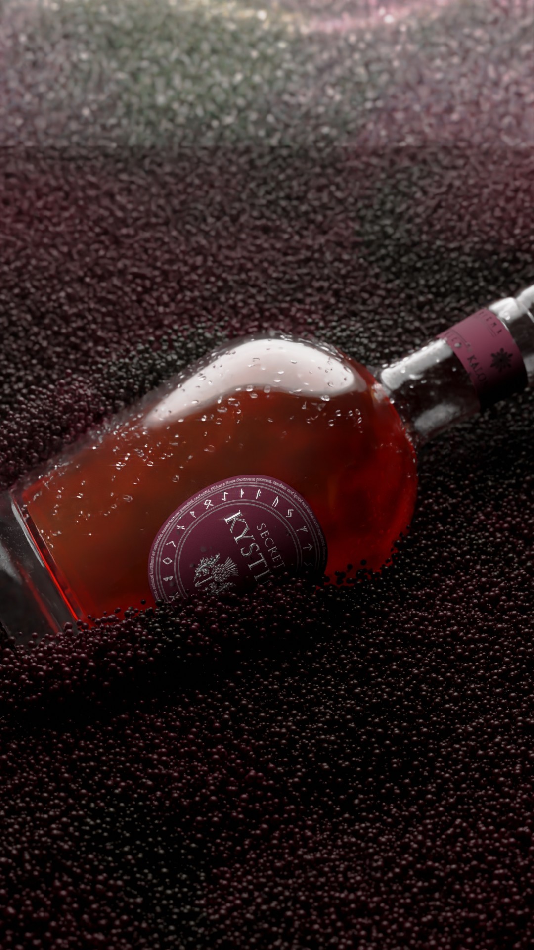 Bouteille de spiritueux au liquide brumeux et orangé dans un bain de caviar